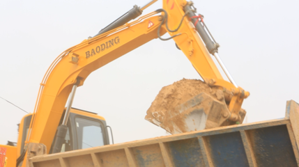 國(guó)產(chǎn)小型挖掘機(jī)廠家 發(fā)揮創(chuàng)新主體作用，引領(lǐng)核心技術(shù)研發(fā)